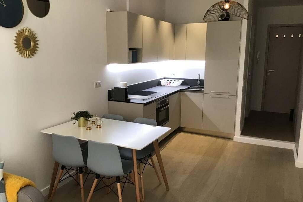 Appartement 2 chambres refait à neuf, climatisé, à 2 min de la mer Niza Exterior foto